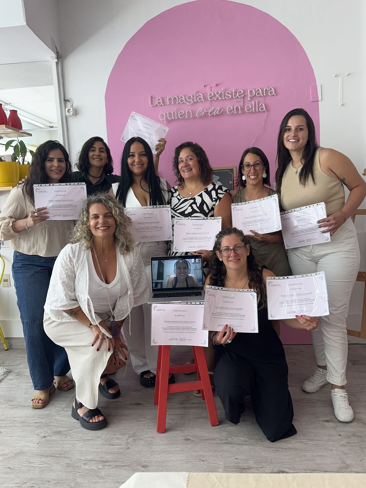 Grupo de egresadas de la formación con sus certificados
